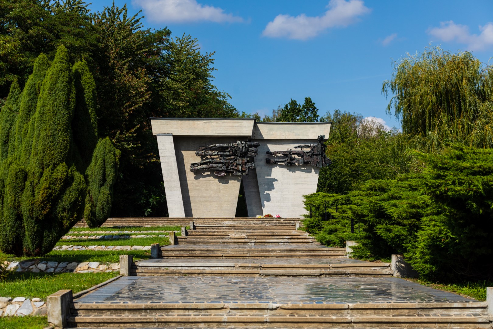 CENTRALNE MUZEUM JEŃCÓW WOJENNYCH W OPOLU I W ŁAMBINOWICACH