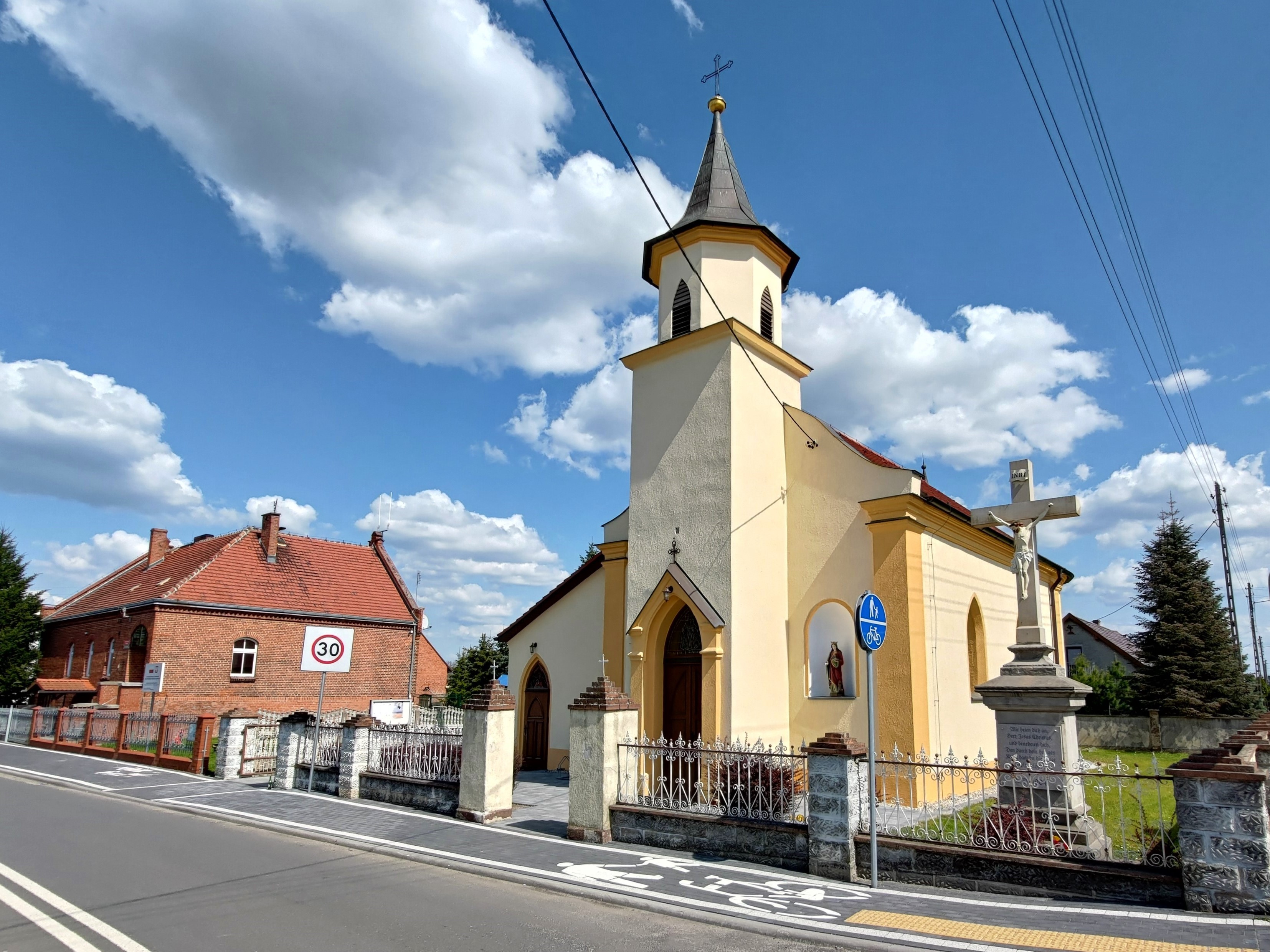 Lędziny - kościół Fot. Gmina Chrząstowice