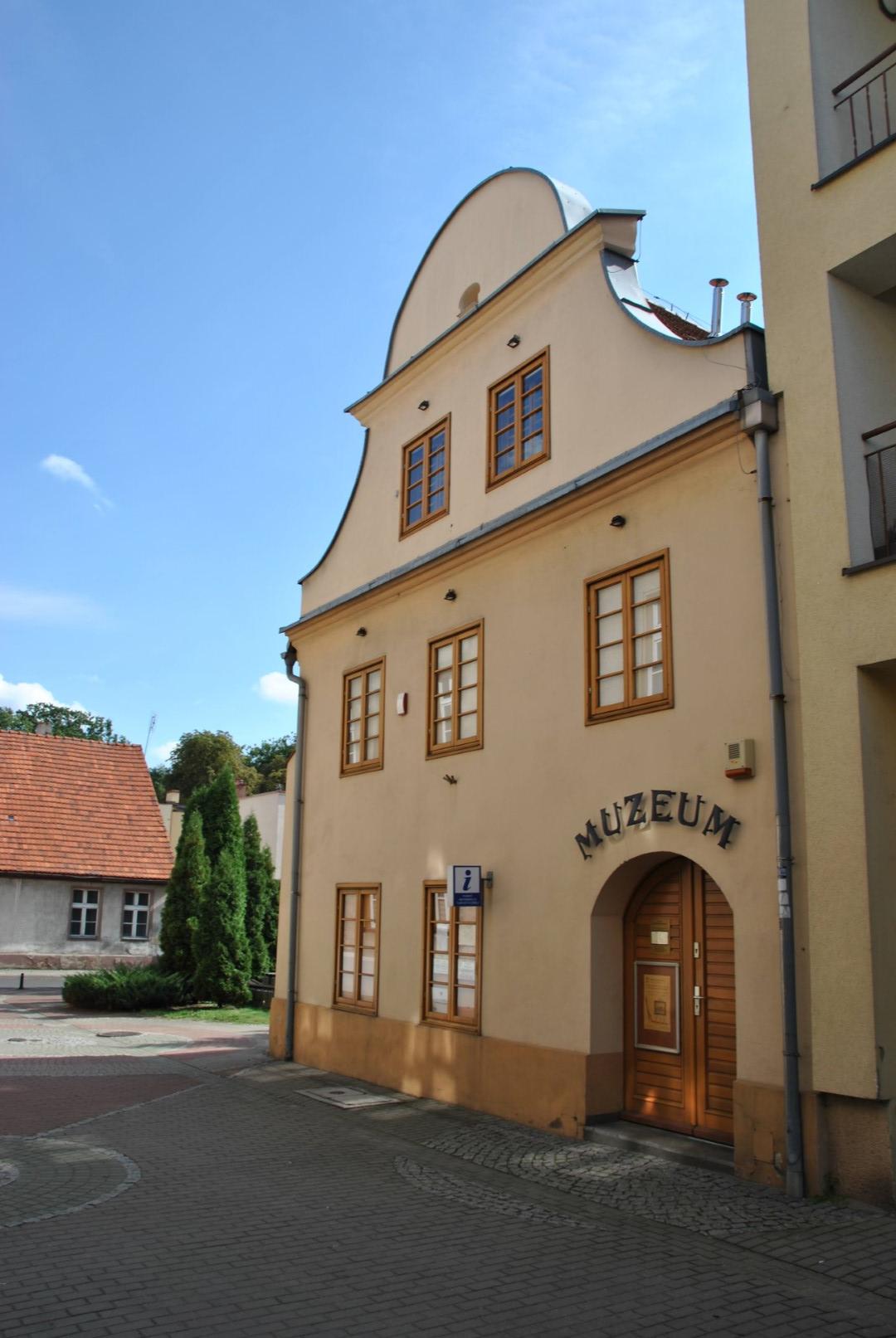 PUNKT INFORMACJI TURYSTYCZNEJ* PRZY MUZEUM REGIONALNYM W OLEŚNIE, fot. Mateusz Fila